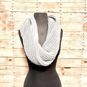 Isaac Mizrahi chunky gray infinity scarf